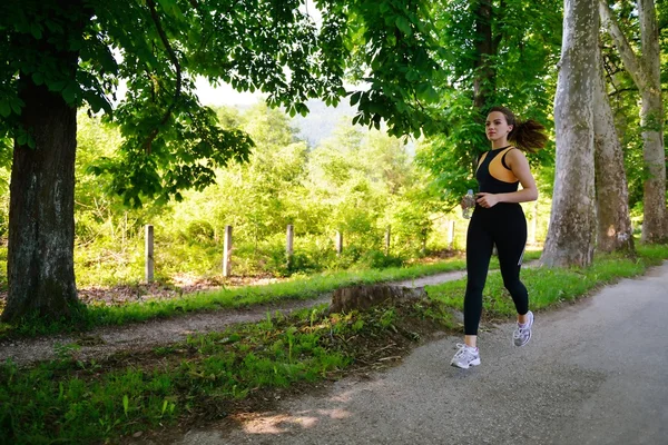 Jovem mulher bonita jogging — Fotografia de Stock