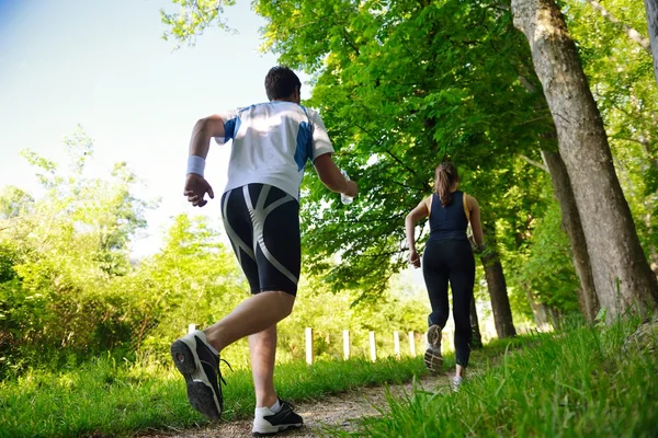 Jovem casal jogging — Fotografia de Stock