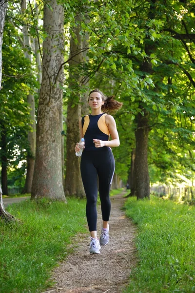 Unga vackra kvinnan jogging — Stockfoto