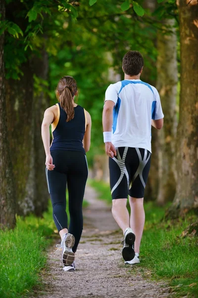 Ungt par jogging — Stockfoto