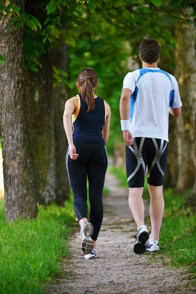 Jovem casal jogging — Fotografia de Stock