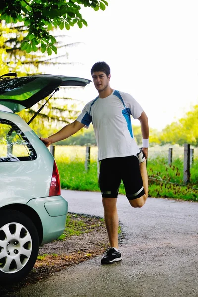 Pareja haciendo ejercicio de estiramiento después de trotar — Foto de Stock