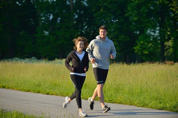 Ungt par jogging — Stockfoto