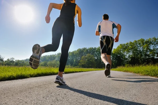 Jeune couple jogging — Photo