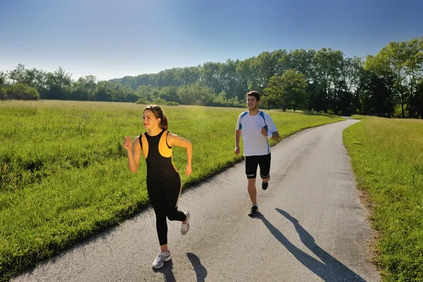 Genç bir çift koşu — Stok fotoğraf