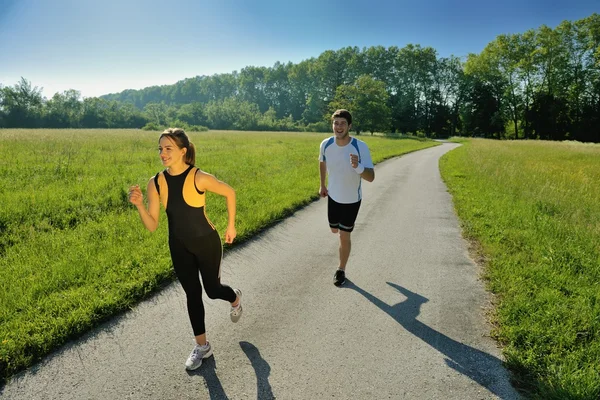 Ungt par jogging — Stockfoto