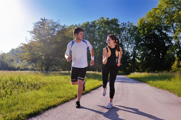 Jovem casal jogging — Fotografia de Stock