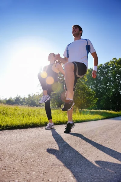 Ungt par jogging — Stockfoto