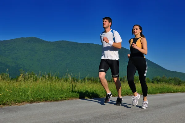 Jovem casal jogging — Fotografia de Stock