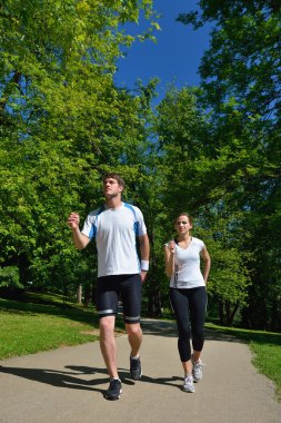 Genç çift sabah koşuyor.