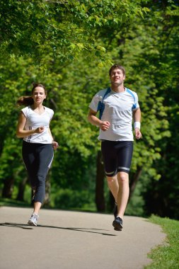 Genç çift sabah koşuyor.