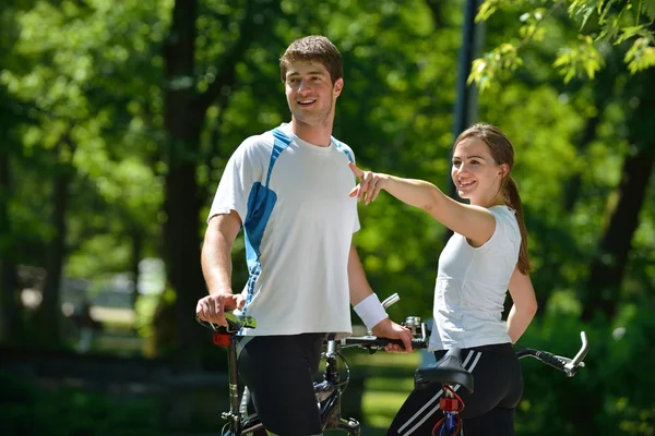Happy couple ridine vélo en plein air — Photo