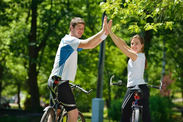 Happy couple ridine bicycle outdoors — Stock Photo, Image