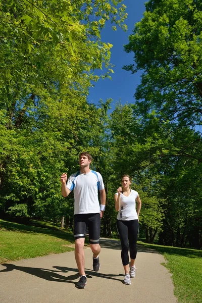 Unga par joggar på morgonen — Stockfoto