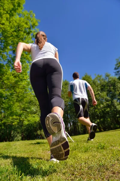 Giovane coppia jogging al mattino — Foto Stock