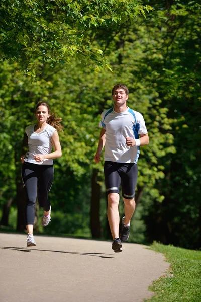 Junges Paar joggt morgens — Stockfoto