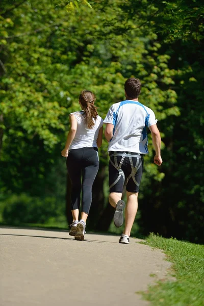 Genç çift sabah koşuyor.