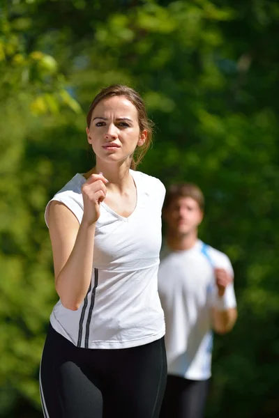 Unga par joggar på morgonen — Stockfoto