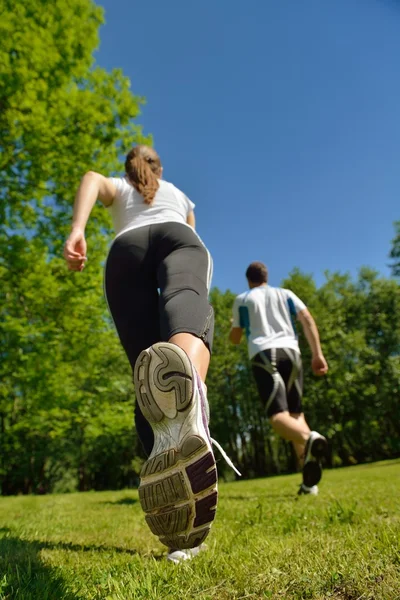 Junges Paar joggt morgens — Stockfoto