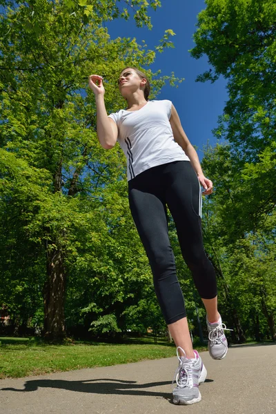 Fiatal gyönyörű nő kocog reggel a parkban — Stock Fotó