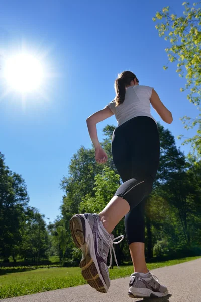 Mladá krásná žena jogging na ráno v parku — Stock fotografie