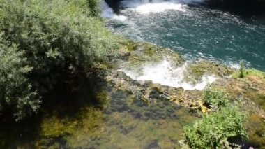 şelale ile taze temiz su yeşil doğada