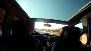 mutlu bir aile var araba ile tatil gezisi