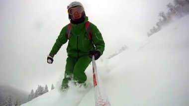 yavaş hareket ile kış, kayak sporu adam yokuş aşağı