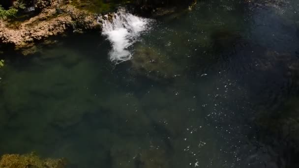 Sauberes Süßwasser in der Natur — Stockvideo