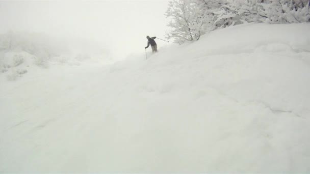 下り坂冬のスローモーションでのスキー スポーツの男 — ストック動画