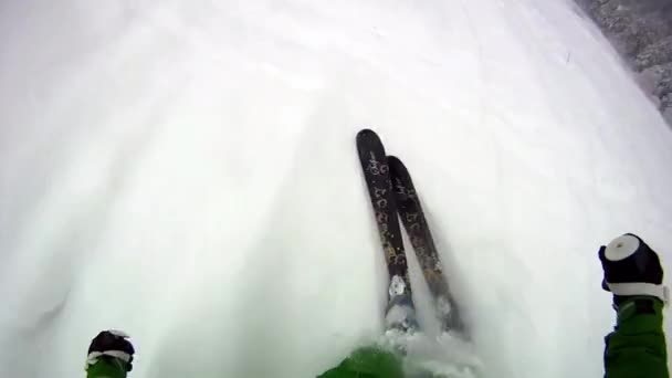 Esquí deporte hombre cuesta abajo en invierno con cámara lenta — Vídeo de stock