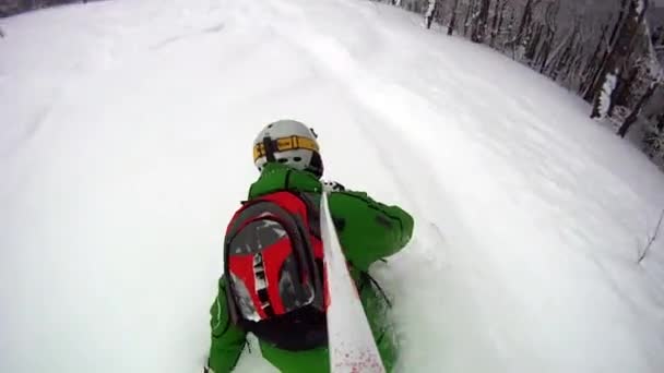 Skisportler fährt im Winter mit Zeitlupe ab — Stockvideo