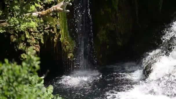 Cascada con agua dulce y limpia en la naturaleza verde — Vídeos de Stock
