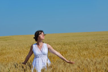Yazın Buğday Tarlasında Genç Bir Kadın