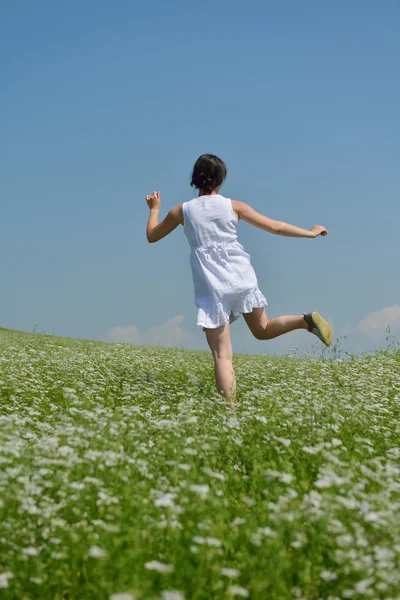 Jovem mulher feliz no campo verde — Fotografia de Stock