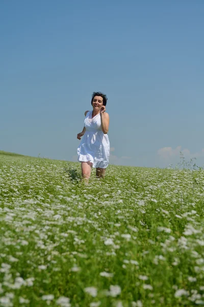 Yeşil alan genç mutlu kadın — Stok fotoğraf