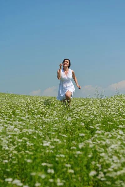 Молодая счастливая женщина в зеленом поле — стоковое фото