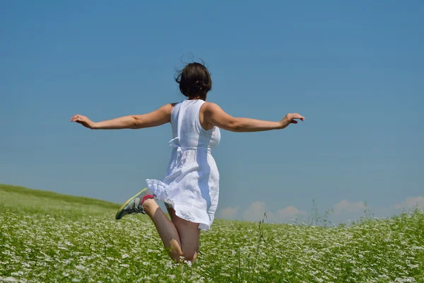 Joven mujer feliz en el campo verde —  Fotos de Stock