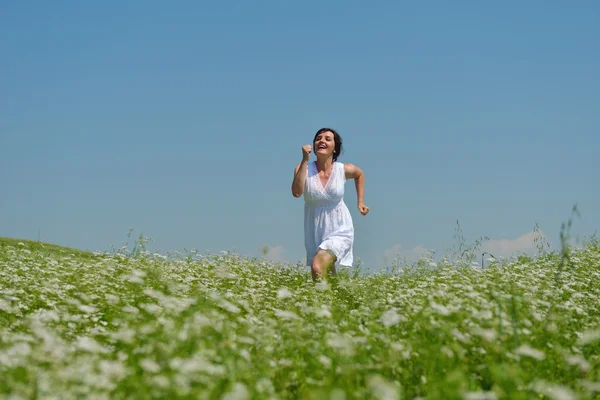 Jeune femme heureuse dans le champ vert — Photo