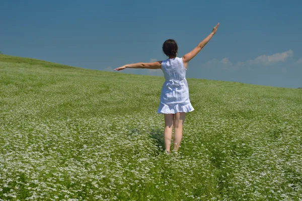 Mladá šťastná žena v zeleném poli — Stock fotografie