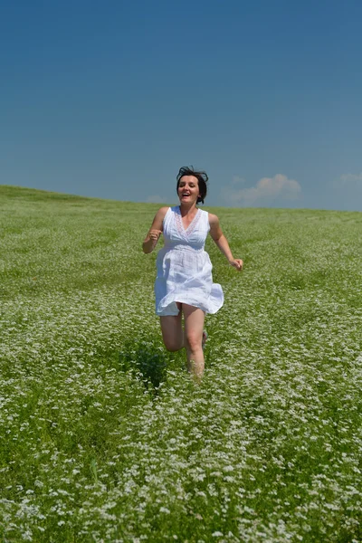 Молода щаслива жінка в зеленому полі — стокове фото