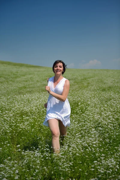 Jovem mulher feliz no campo verde — Fotografia de Stock