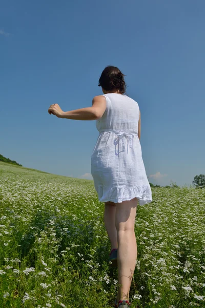 Jeune femme heureuse dans le champ vert — Photo