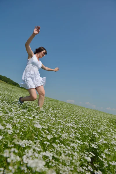 Ung glad kvinna i grönt fält — Stockfoto