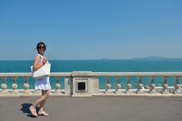 Mulher feliz ao ar livre — Fotografia de Stock