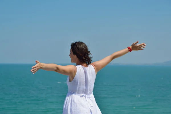 Jeune femme heureuse avec les bras écartés vers le ciel — Photo