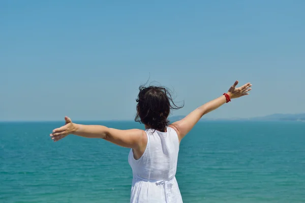 Jeune femme heureuse avec les bras écartés vers le ciel — Photo