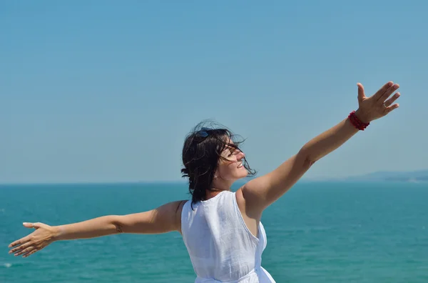 Jeune femme heureuse avec les bras écartés vers le ciel — Photo