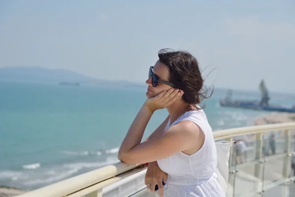 Mulher feliz ao ar livre — Fotografia de Stock