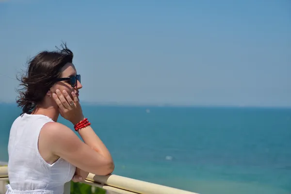 Mujer feliz al aire libre —  Fotos de Stock